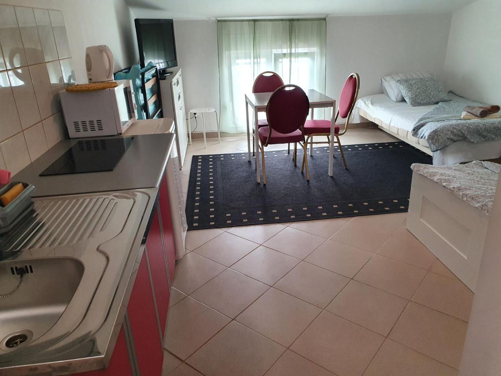Apartmani Tominac 茨里克韦尼察 外观 照片