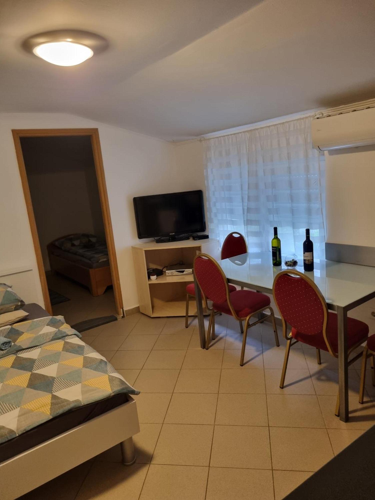 Apartmani Tominac 茨里克韦尼察 外观 照片